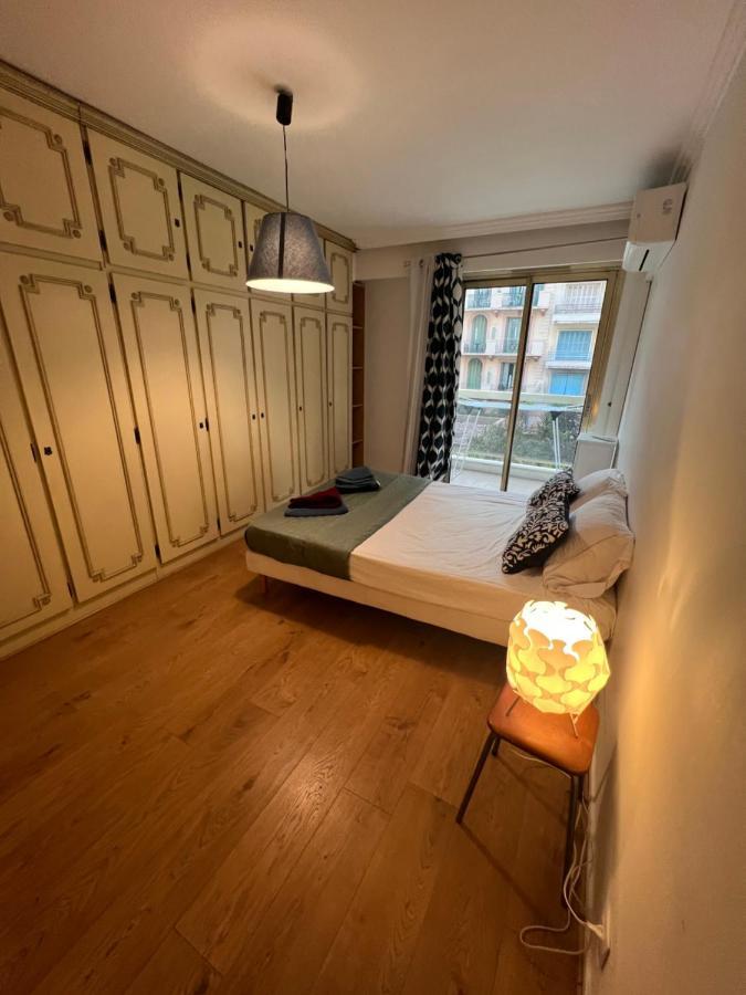 Beachfront And Sea View Entire 2 Crossing With Parking 4 Beds Two Double Bed And 2 Single Bed With 2 Sea View Balconies In Promenade Des Anglais Street 2 Bathroom 3 Wc With 40 Meters From The Beach With Perfect Air Conditioner Cooler Appartement