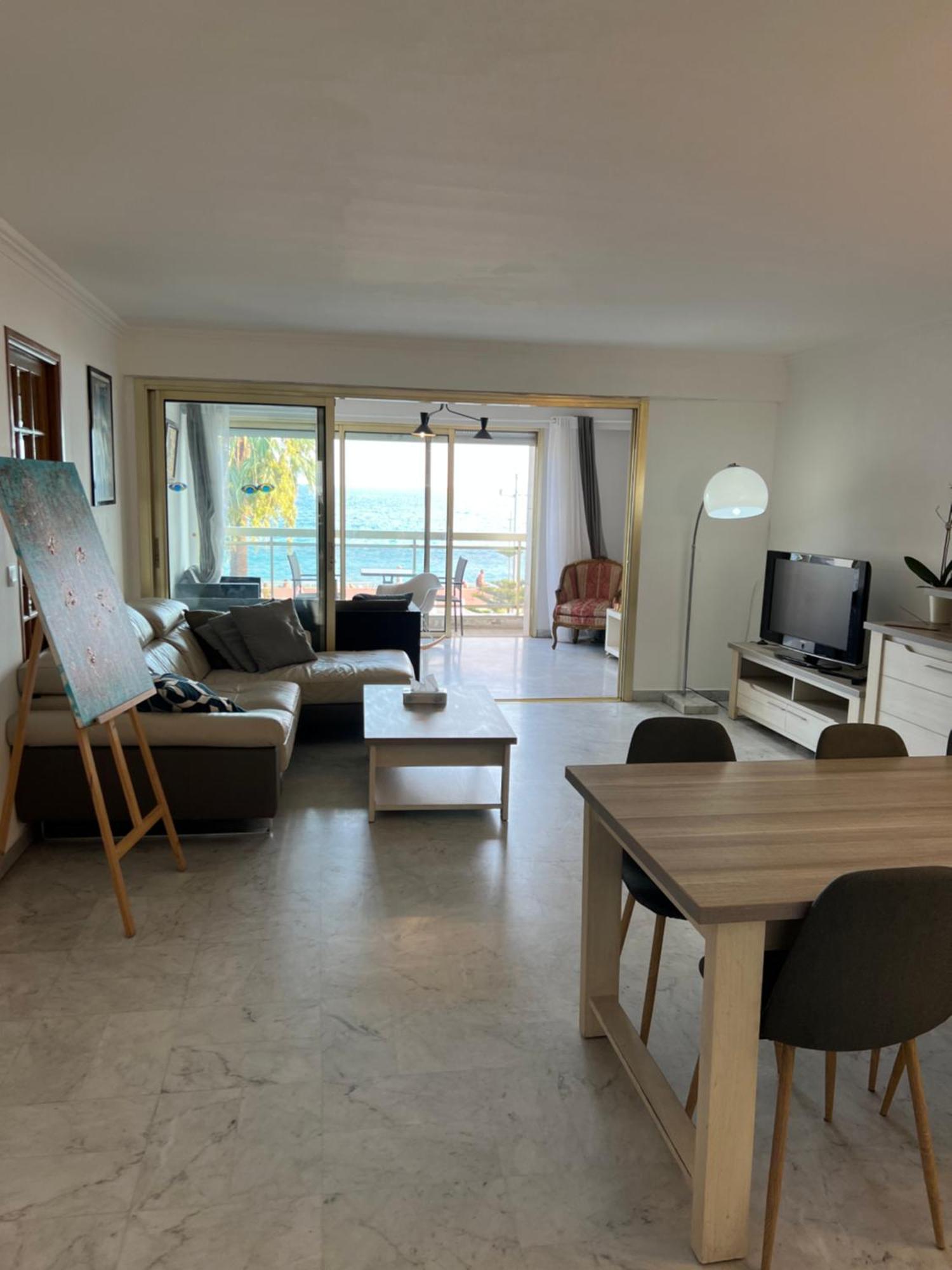 Appartement Beachfront And Sea View Entire 2 Crossing With Parking 4 Beds Two Double Bed And 2 Single Bed With 2 Sea View Balconies In Promenade Des Anglais Street 2 Bathroom 3 Wc With 40 Meters From The Beach With Perfect Air Conditioner Cooler