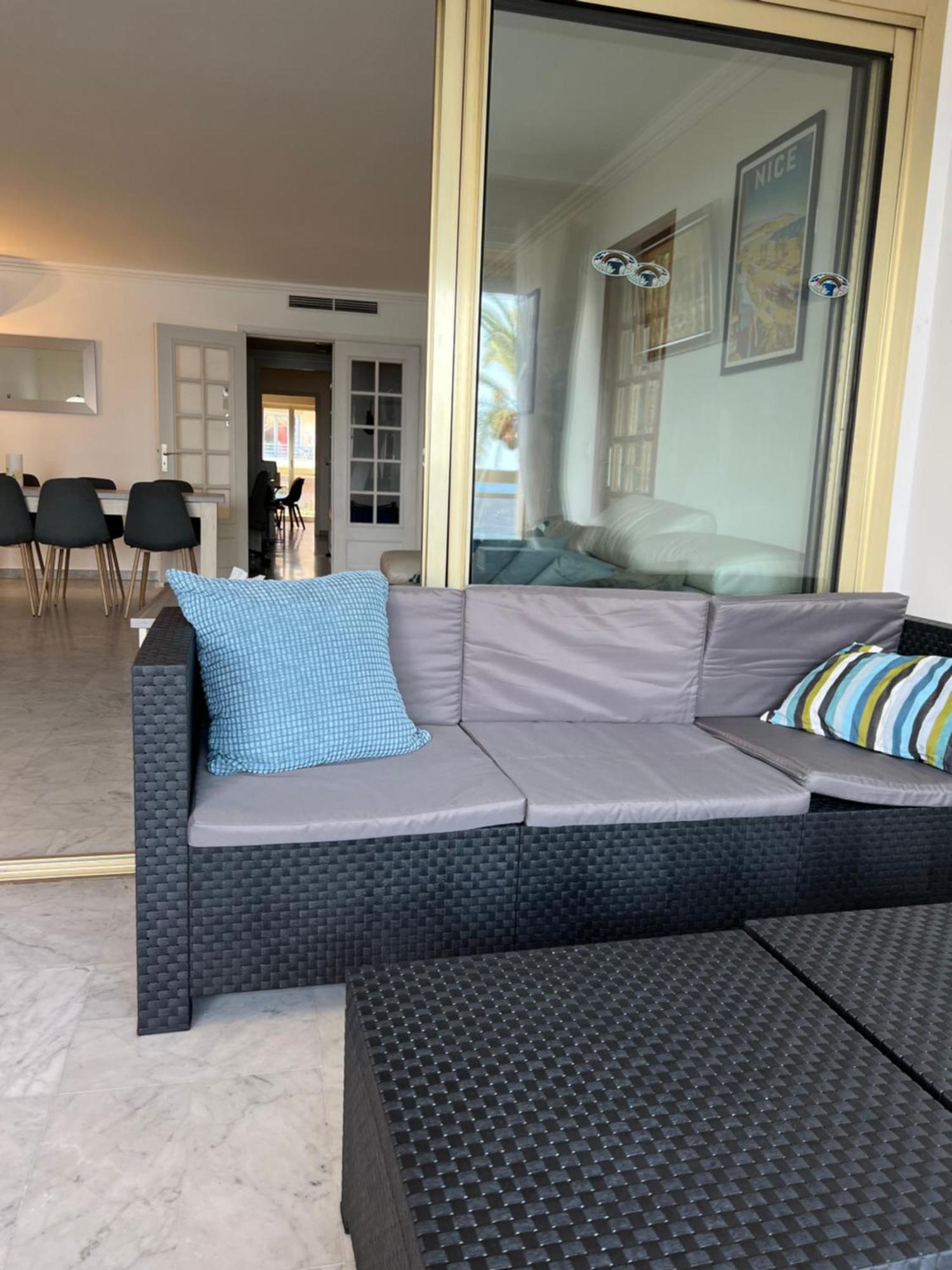 Beachfront And Sea View Entire 2 Crossing With Parking 4 Beds Two Double Bed And 2 Single Bed With 2 Sea View Balconies In Promenade Des Anglais Street 2 Bathroom 3 Wc With 40 Meters From The Beach With Perfect Air Conditioner Cooler Appartement