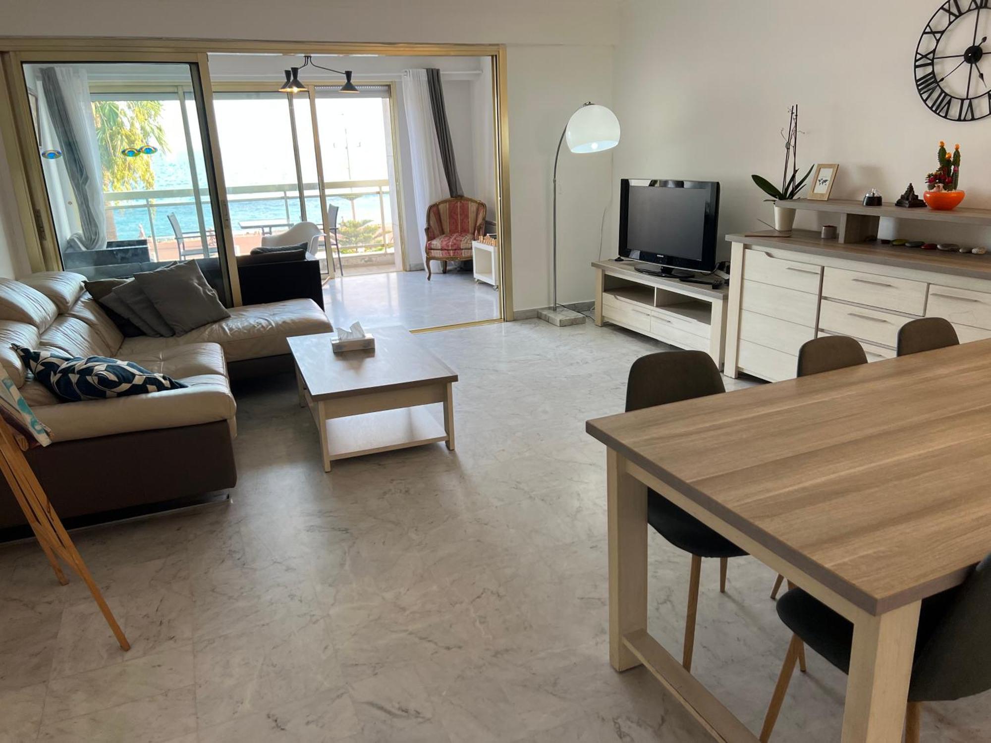 Beachfront And Sea View Entire 2 Crossing With Parking 4 Beds Two Double Bed And 2 Single Bed With 2 Sea View Balconies In Promenade Des Anglais Street 2 Bathroom 3 Wc With 40 Meters From The Beach With Perfect Air Conditioner Cooler * Nice