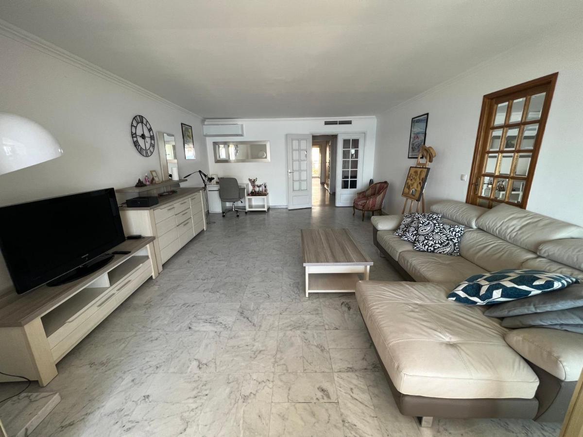 Beachfront And Sea View Entire 2 Crossing With Parking 4 Beds Two Double Bed And 2 Single Bed With 2 Sea View Balconies In Promenade Des Anglais Street 2 Bathroom 3 Wc With 40 Meters From The Beach With Perfect Air Conditioner Cooler * Nizza