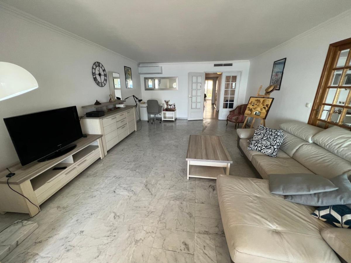Appartamento Beachfront And Sea View Entire 2 Crossing With Parking 4 Beds Two Double Bed And 2 Single Bed With 2 Sea View Balconies In Promenade Des Anglais Street 2 Bathroom 3 Wc With 40 Meters From The Beach With Perfect Air Conditioner Cooler Nizza