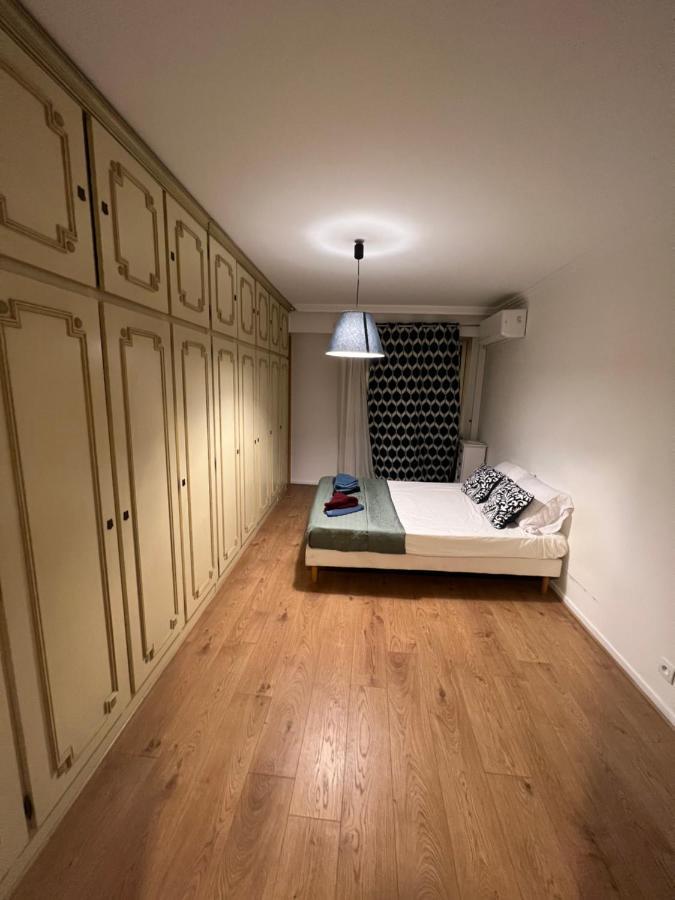 Beachfront And Sea View Entire 2 Crossing With Parking 4 Beds Two Double Bed And 2 Single Bed With 2 Sea View Balconies In Promenade Des Anglais Street 2 Bathroom 3 Wc With 40 Meters From The Beach With Perfect Air Conditioner Cooler *