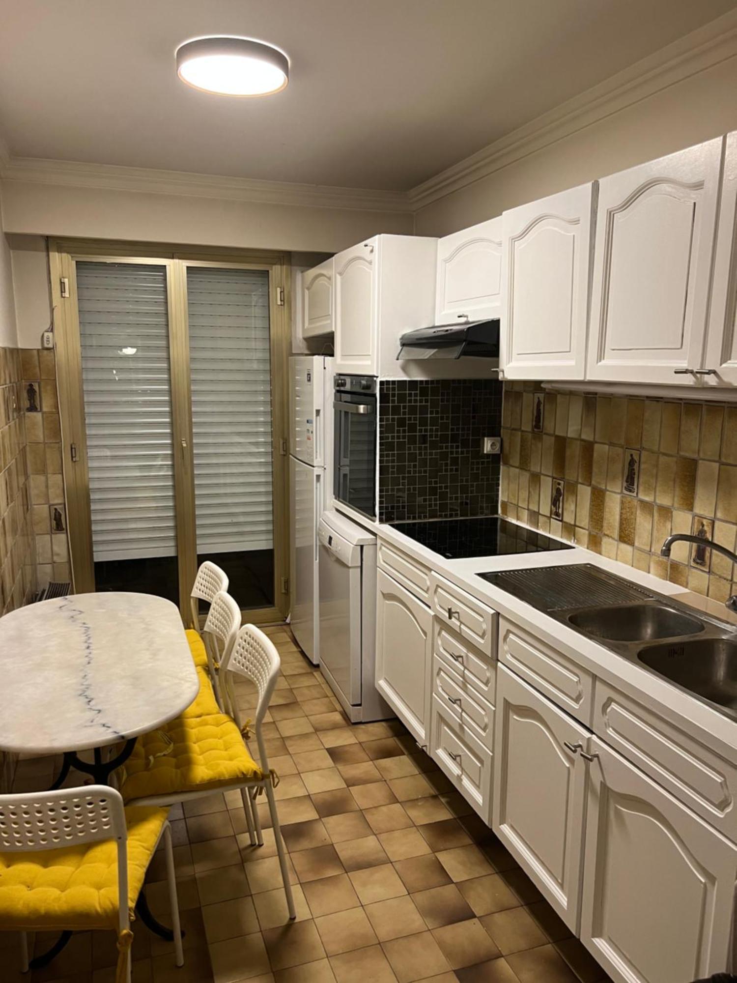 Beachfront And Sea View Entire 2 Crossing With Parking 4 Beds Two Double Bed And 2 Single Bed With 2 Sea View Balconies In Promenade Des Anglais Street 2 Bathroom 3 Wc With 40 Meters From The Beach With Perfect Air Conditioner Cooler Appartamento