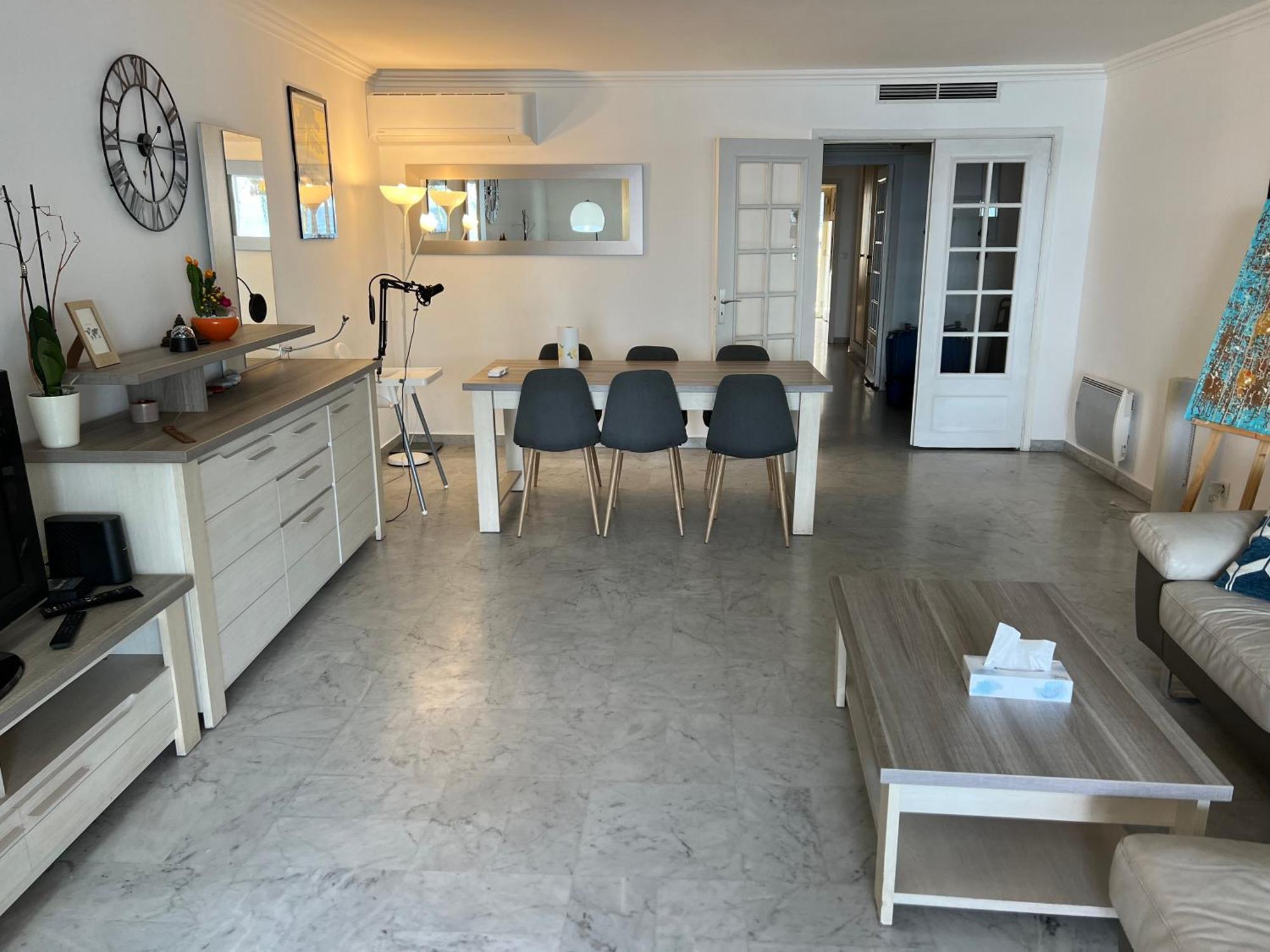Beachfront And Sea View Entire 2 Crossing With Parking 4 Beds Two Double Bed And 2 Single Bed With 2 Sea View Balconies In Promenade Des Anglais Street 2 Bathroom 3 Wc With 40 Meters From The Beach With Perfect Air Conditioner Cooler Appartamento Nizza