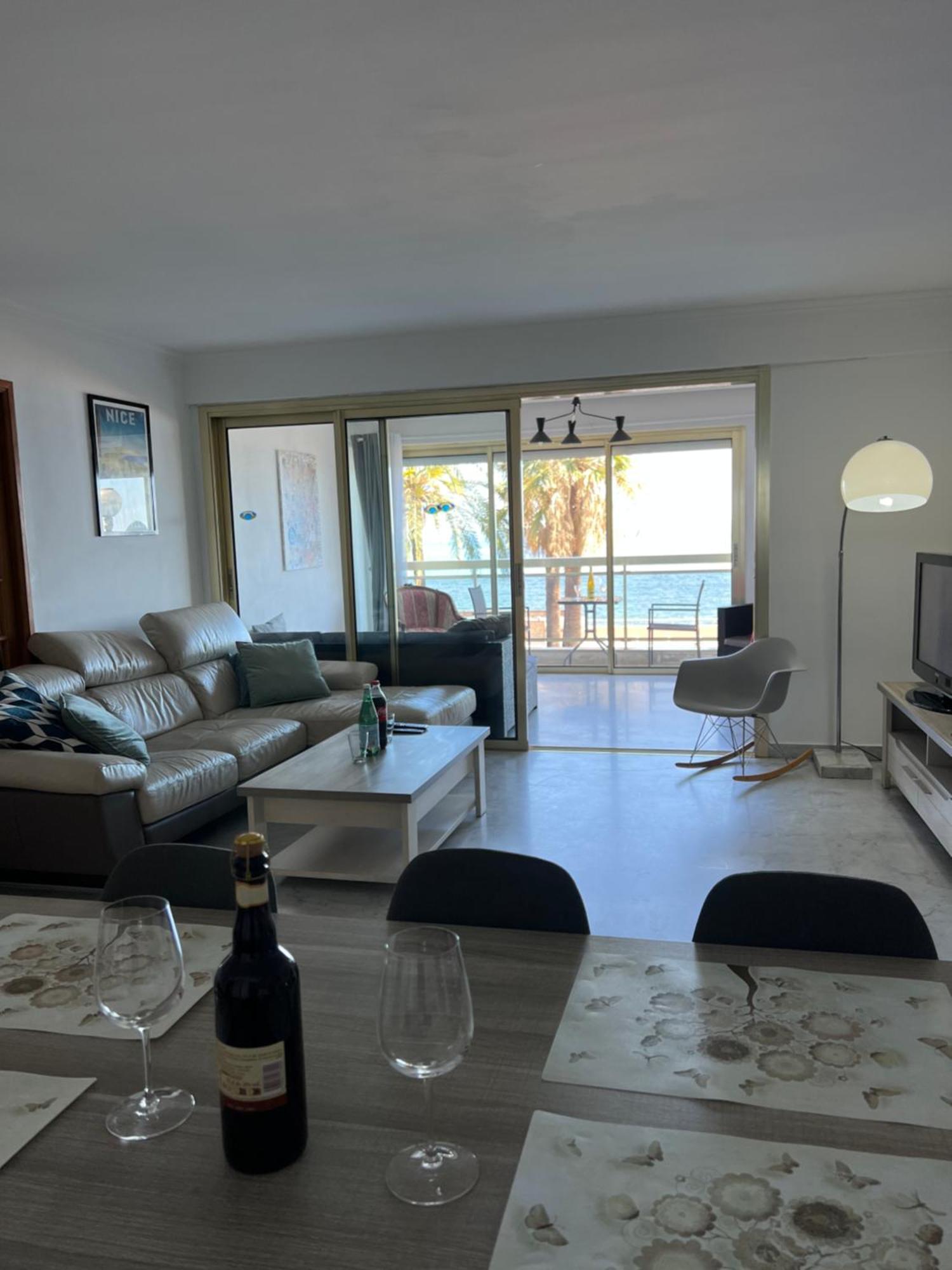 Beachfront And Sea View Entire 2 Crossing With Parking 4 Beds Two Double Bed And 2 Single Bed With 2 Sea View Balconies In Promenade Des Anglais Street 2 Bathroom 3 Wc With 40 Meters From The Beach With Perfect Air Conditioner Cooler *