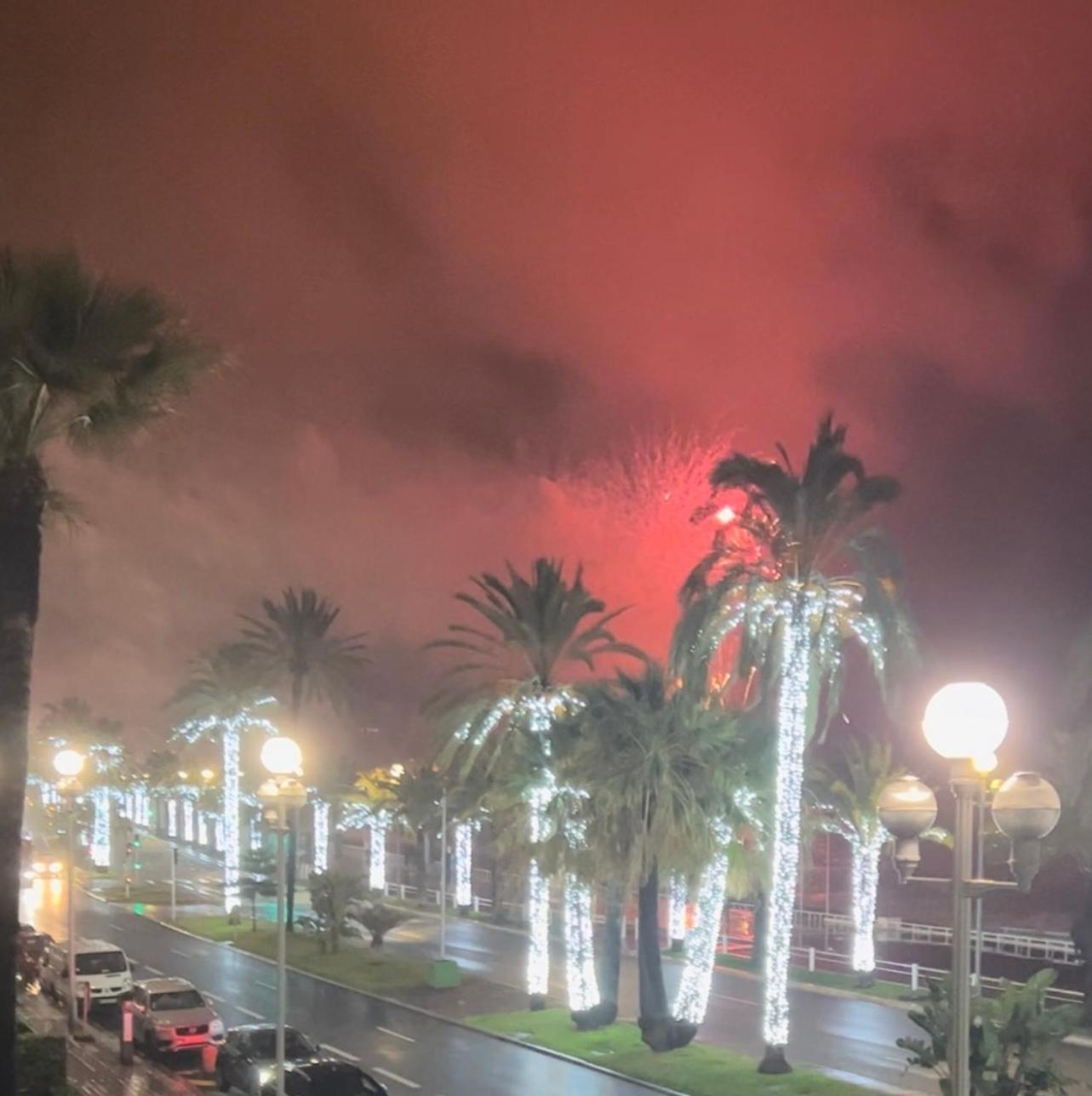 Beachfront And Sea View Entire 2 Crossing With Parking 4 Beds Two Double Bed And 2 Single Bed With 2 Sea View Balconies In Promenade Des Anglais Street 2 Bathroom 3 Wc With 40 Meters From The Beach With Perfect Air Conditioner Cooler Appartamento
